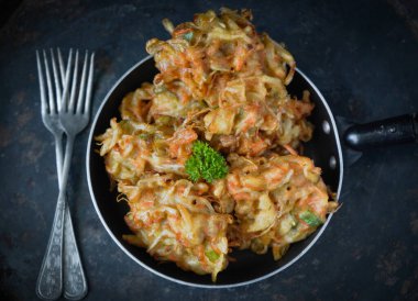 Endonezya Atıştırmalığı Bakwan, acı biber soslu sebzeli börek, koyu renk fotoğraf.