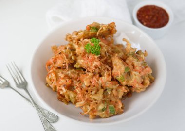 Endonezya çerezi Bakwan, acılı soslu sebzeli börek.