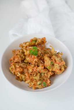 Endonezya çerezi Bakwan, acılı soslu sebzeli börek.