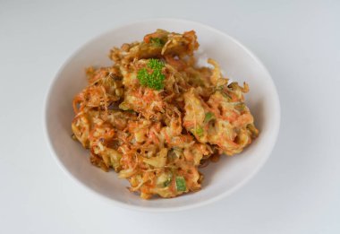 Endonezya çerezi Bakwan, acılı soslu sebzeli börek.