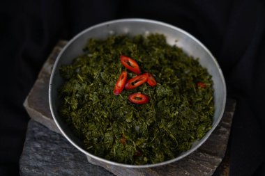 Daun ubi tumbuk ya da Daun singkong tumbuk (Endonezya dilinde 