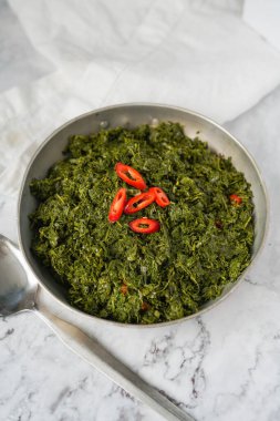 Daun ubi tumbuk ya da Daun singkong tumbuk (Endonezya dilinde 