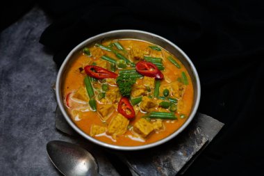 Sayur tempe buncis kuah santan, Tempeh ve yeşil fasulye köri ve hindistan cevizi sütüyle pişirilir.