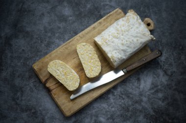 Tempeh, soya fasulyesinden yapılmış çok ünlü bir Endonezya yemeğidir.