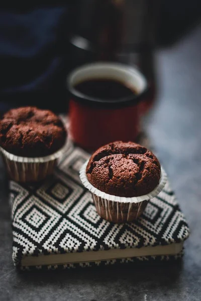 Läckra Choklad Muffins Mörk Fotografering Stil — Stockfoto