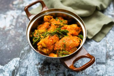 Baharatlı fesleğen tavuğu Manado 'dan Endonezya' ya özgü bir yemektir ve zengin bir aroması ve baharatlı tadı vardır.