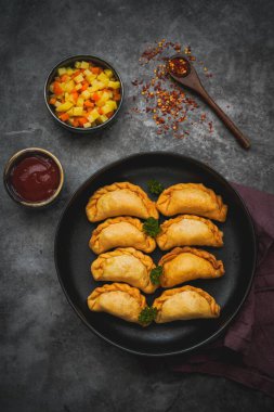 Kue Pastel Goreng havuç, patates ve yumurta, Endonezya yemeği, Seçici Odak