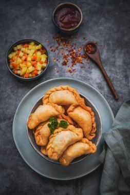 Kue Pastel Goreng havuç, patates ve yumurta, Endonezya yemeği, Seçici Odak