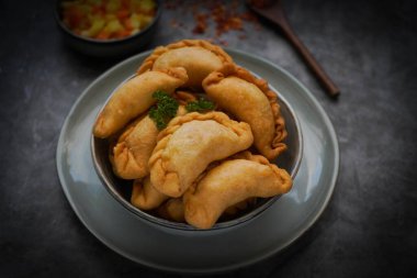 Kue Pastel Goreng havuç, patates ve yumurta, Endonezya yemeği, Seçici Odak