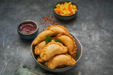 Kue Pastel Goreng havuç, patates ve yumurta, Endonezya yemeği, Seçici Odak