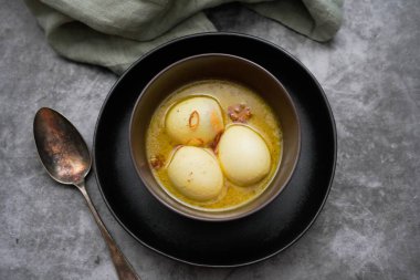 Gulai telur ya da yumurta körisi, Hindistan cevizi sütünde pişirilmiş geleneksel Endonezya yumurtasıdır. 
