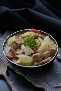 Tongseng Sapi, Endonezya usulü baharatlı körili biftek ve sebzeli güveç.