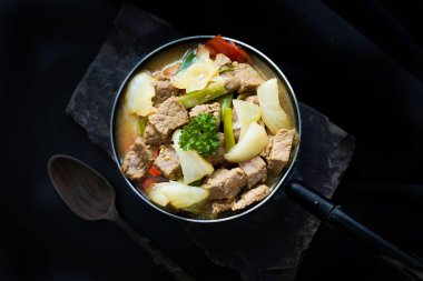 Tongseng Sapi, Endonezya usulü baharatlı körili biftek ve sebzeli güveç.