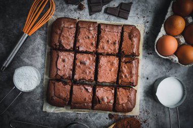 Ev yapımı çikolatalı brownie kareler.