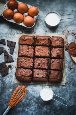 Ev yapımı çikolatalı brownie kareler.