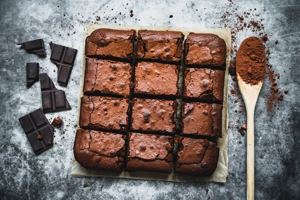 Ev yapımı çikolatalı brownie kareler.