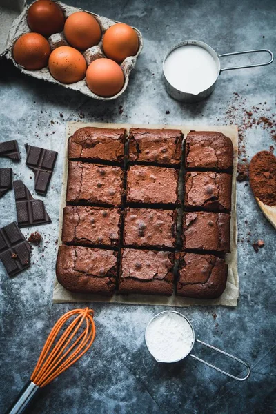 Ev yapımı çikolatalı brownie kareler.