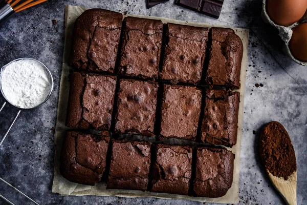 Ev yapımı çikolatalı brownie kareler.