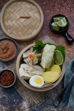 Siomay, Endonezya sokak yiyeceği, buğulanmış hamur köftesi, tofu ve fıstık sosu ile servis edilen kırmızı biber. 