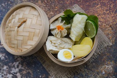 Siomay, Endonezya sokak yiyeceği, buğulanmış hamur köftesi, tofu ve fıstık sosu ile servis edilen kırmızı biber. 