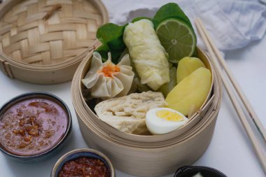 Siomay, Endonezya sokak yiyeceği, buğulanmış hamur köftesi, tofu ve fıstık sosu ile servis edilen kırmızı biber. 