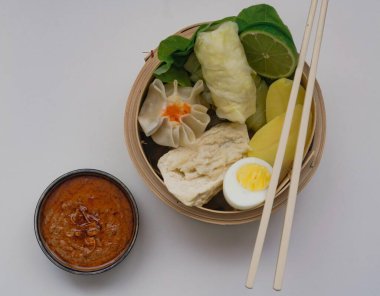 Siomay, Endonezya sokak yiyeceği, buğulanmış hamur köftesi, tofu ve fıstık sosu ile servis edilen kırmızı biber. 