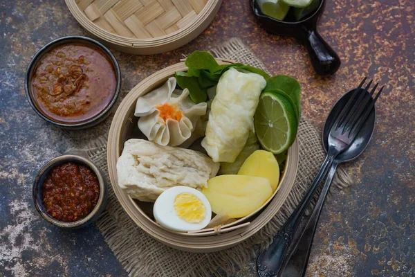 Siomay Indonesian Street Food Gestoomde Knoedels Tofu Geserveerd Met Pindakaas — Stockfoto