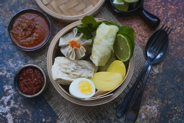 Siomay, Endonezya sokak yiyeceği, buğulanmış hamur köftesi, tofu ve fıstık sosu ile servis edilen kırmızı biber. 