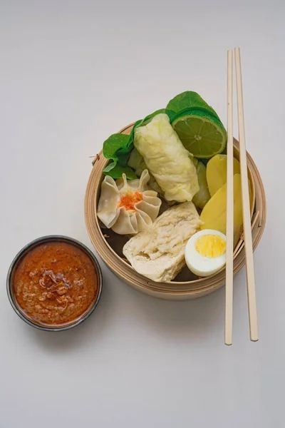 Siomay Indonesian Street Food Gestoomde Knoedels Tofu Geserveerd Met Pindakaas — Stockfoto