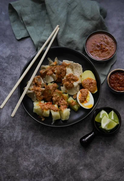 Siomay Indonesian Street Food Gestoomde Knoedels Tofu Geserveerd Met Pindakaas — Stockfoto