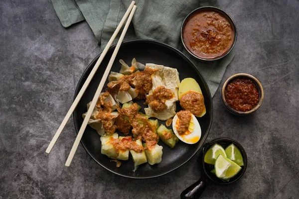 Siomay Indonesian Street Food Gestoomde Knoedels Tofu Geserveerd Met Pindakaas — Stockfoto