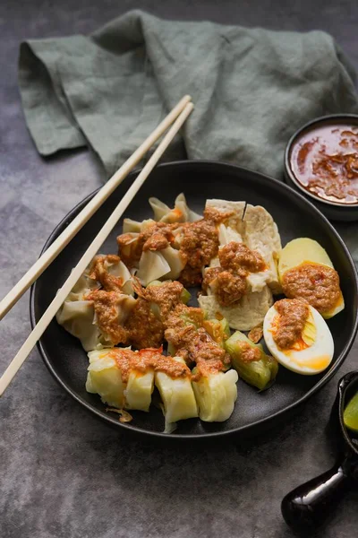 Siomay Indonesian Street Food Gestoomde Knoedels Tofu Geserveerd Met Pindakaas — Stockfoto