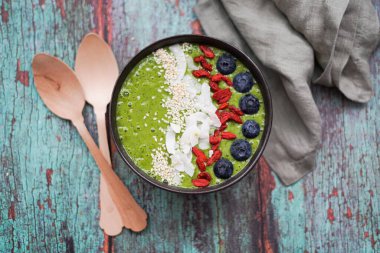 Muz 'dan taze yeşil meyve püresi ve kahvaltıda ıspanak. Vejetaryen yemeği.