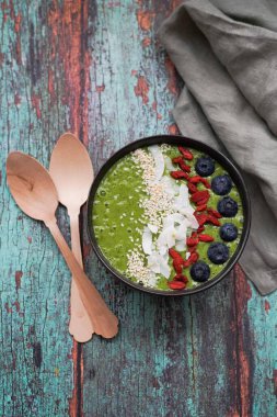 Muz 'dan taze yeşil meyve püresi ve kahvaltıda ıspanak. Vejetaryen yemeği.