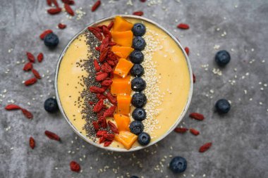 Mango, muz, kivi ve yoğurttan yapılmış taze mangolu smoothie kasesi.