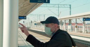 Koruyucu maskeli adam