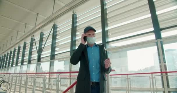 Homem Usando Máscara Protetora — Vídeo de Stock