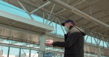 Koruyucu maskeli adam