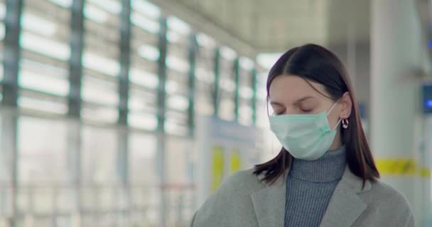 Mulher Com Máscara Protetora Verificando Telefone — Vídeo de Stock