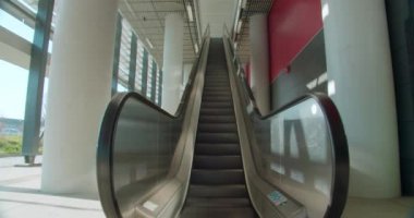 Koruyucu maskeli adam