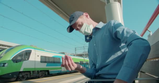 Uomo Che Utilizza Disinfettante Mani Sulla Piattaforma Ferroviaria — Video Stock