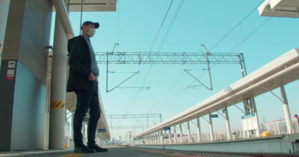 Hombre Con Mascarilla Esperando Estación Tren — Vídeo de stock