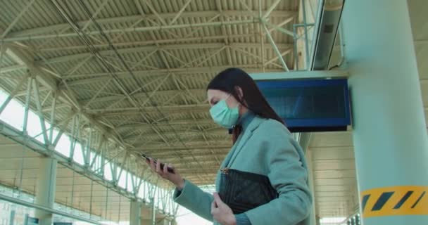 Mulher Máscara Facial Esperando Estação Ferroviária — Vídeo de Stock