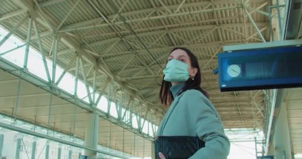 Mujer Con Máscara Facial Esperando Estación Tren — Vídeos de Stock