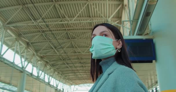 Mujer Con Máscara Facial Esperando Estación Tren — Vídeo de stock