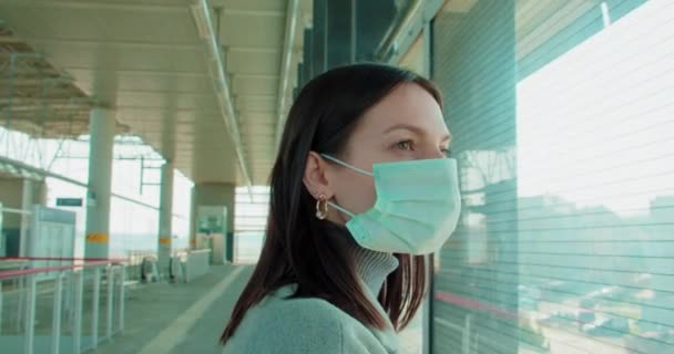 Frau Mit Gesichtsmaske Blickt Auf Stadt — Stockvideo