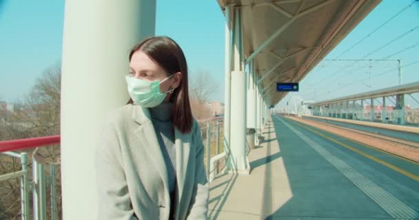 Wanita Bertopeng Wajah Menunggu Stasiun Kereta Api — Stok Video
