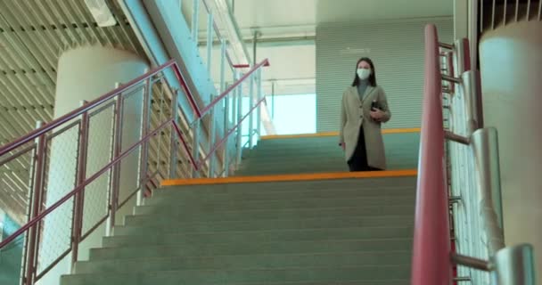 Γυναίκα Μάσκα Προσώπου Κατεβαίνει Σκάλες Στο Σιδηροδρομικό Σταθμό — Αρχείο Βίντεο