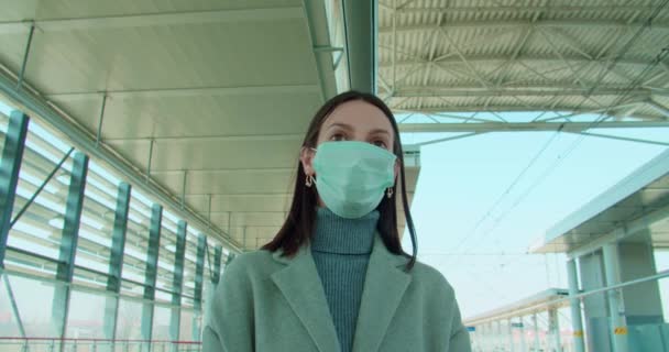 Donna Maschera Piedi Alla Stazione Ferroviaria — Video Stock