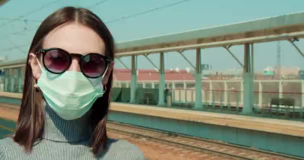 Mulher Máscara Facial Estação Ferroviária — Vídeo de Stock